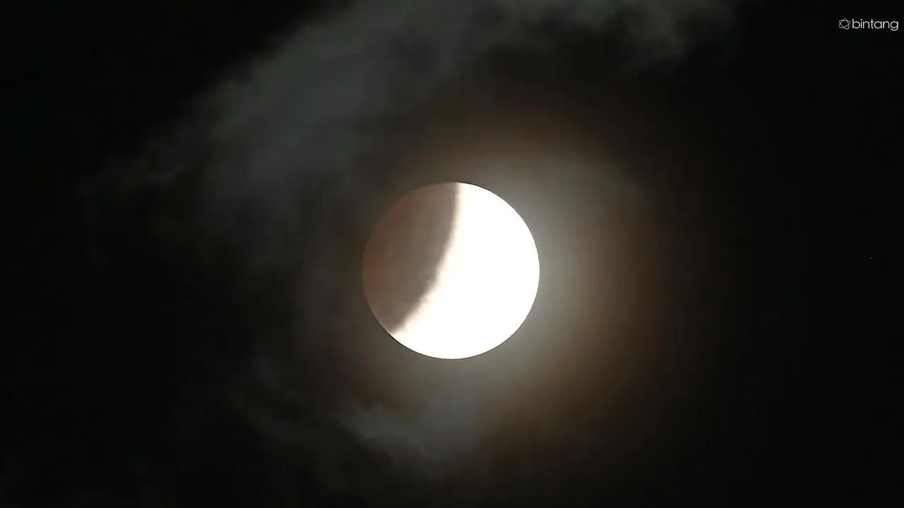 [Bintang] Netizen Ramai-ramai Pamer Foto Planet Mars yang Terlihat Saat Gerhana Bulan Terlama