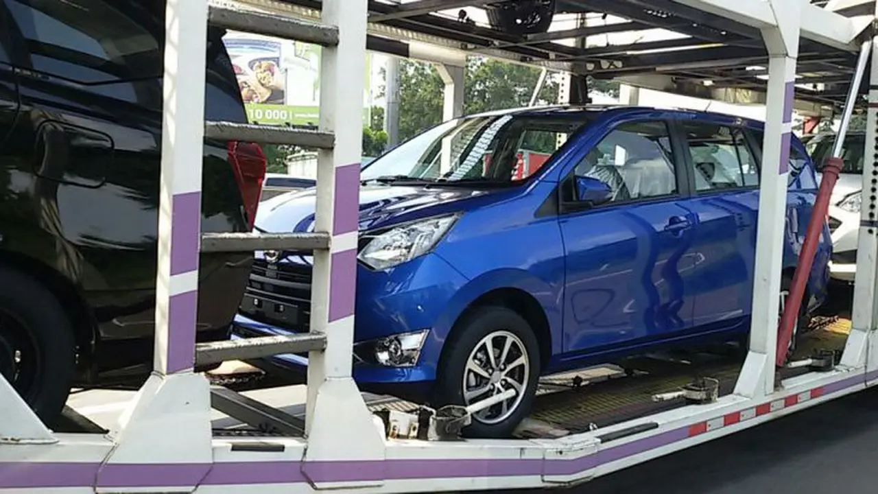 Penampakan Daihatsu Sigra saat digendong di jalan tol