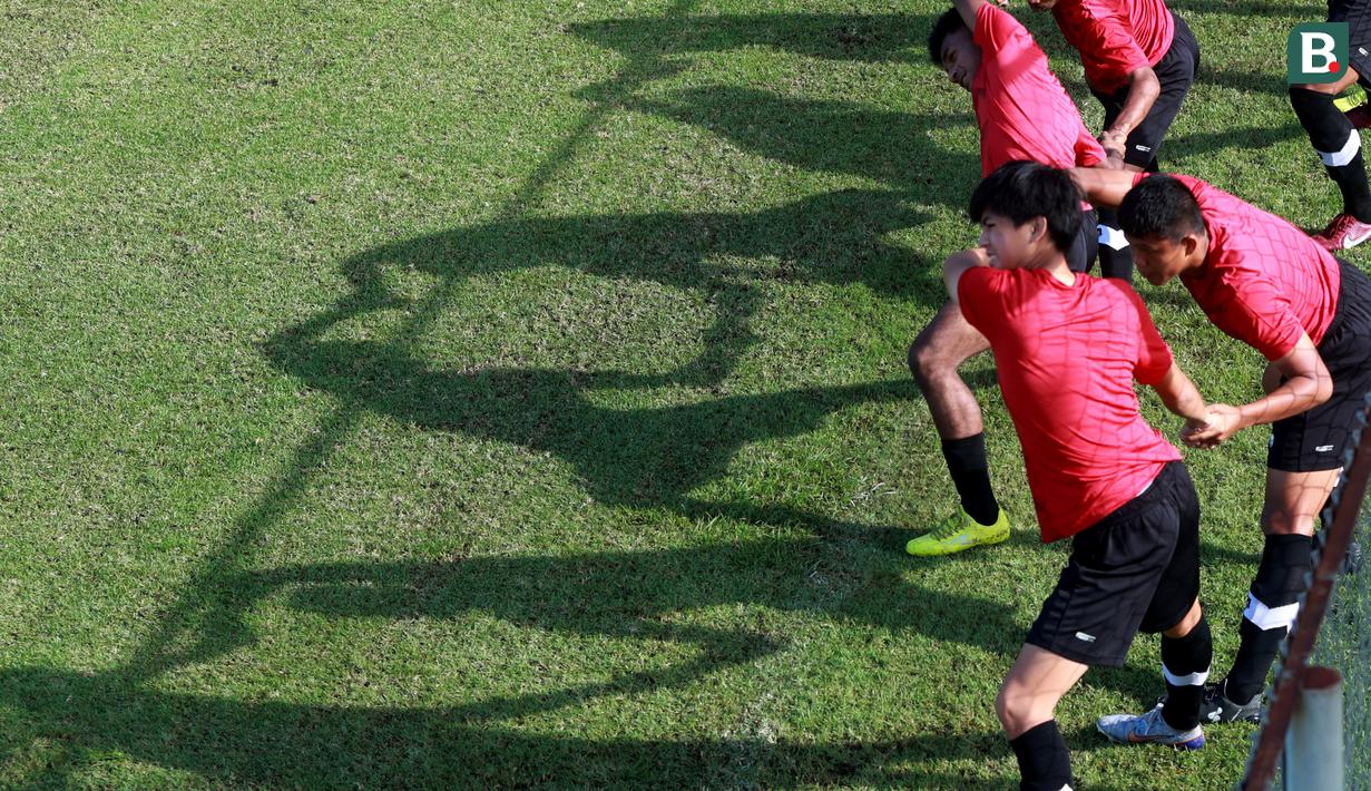 Pemain Timnas Indonesia U-22 saat sesi latihan Jelang persiapan SEA Games 2023 di Lapangan A Senayan, Jakarta, Selasa (7/3/2023). (Bola.com/M Iqbal Ichsan)