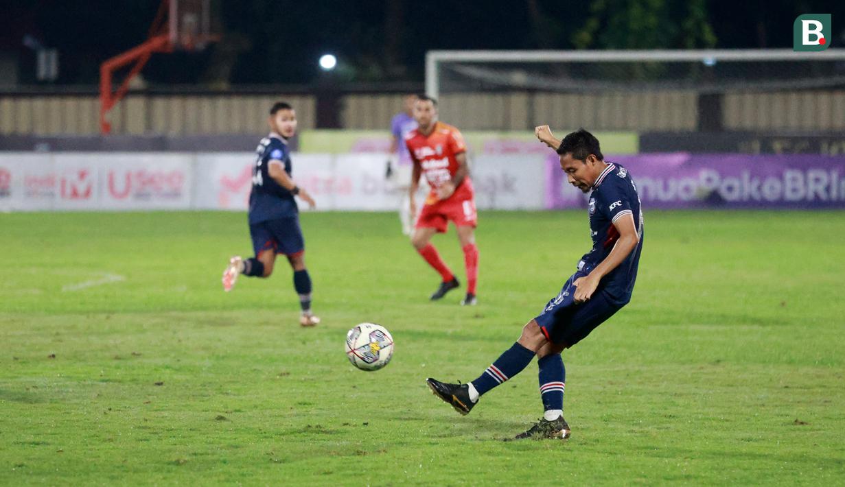 Pemain Arema FC, Evan Dimas, melepaskan tembakan ke gawang Bali United pada pertandingan Liga 1 BRI di Stadion PTIK, Jakarta, Senin (27/3/2023).  Arema menang dengan skor 3-1.  (Bola.com/M Iqbal Ichsan)