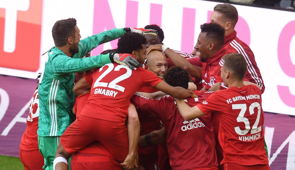 Pemain Bayern Munchen merayakan gol yang dicetak Arjen Robben ke gawang Eintracht Frankfurt di Allianz Arena, Jerman, Sabtu (18/5). Munchen menang 5-1 atas Frankfurt. (Christof Stache/AFP).