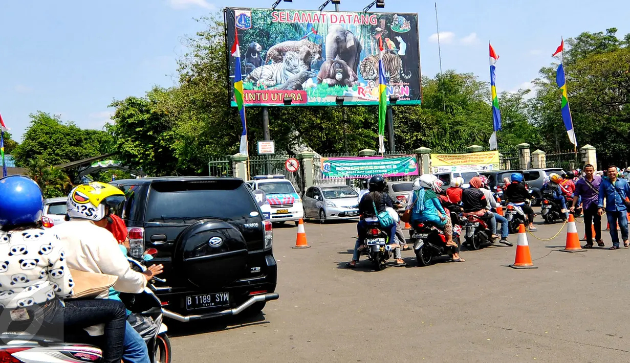Antrian sepeda motor yang hendak ingin memasuki lokasi wisata Kebun Binatang Ragunan, Jakarta Selatan, Sabtu (18/7/2015). Tingginya antusias warga yang datang membuat lahan parkir di Ragunan penuh. (Liputan6.com/Yoppy Renato)