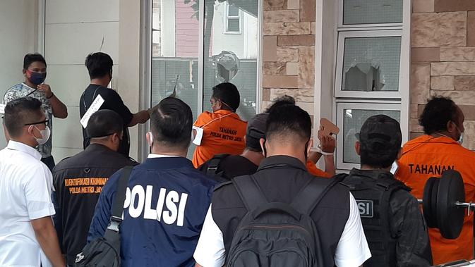 Polisi melakukan rekontruksi perusakan rumah Nus Kei oleh anak buah John Kei, Tangerang, Rabu (24/6/2020). (Liputan6.com/Pramita Tristiawati)