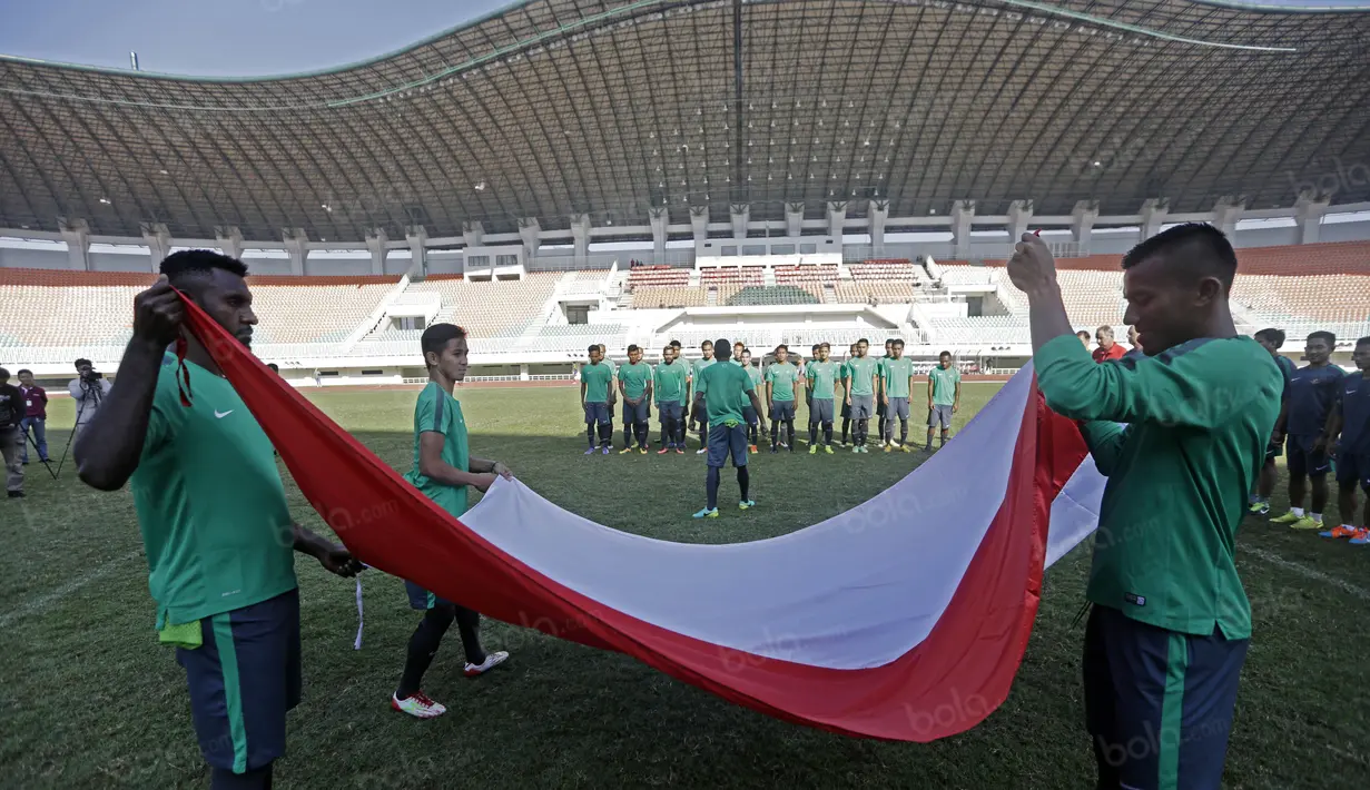 Yanto Basna, Teja Paku Alam, Abdurahman, dan Dendi Sulistyawan melipat bendera usai upacara memperingati HUT RI ke-71 di Stadion Pakansari, Bogor, Rabu (17/82016). (Bola.com/Nicklas Hanoatubun)