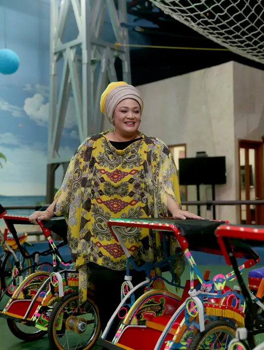 "Saya ga ngelarang, tapi dampingin. Kita tahu, begitu buka youtube, gambar awal yang keluar kan yang gimana gitu. Tapi kita kasih tahu ke anak, kalau itu bukan untuk mereka. Anak diajari, gak dilarang," ujarnya. (Andy Masela/Bintang.com)