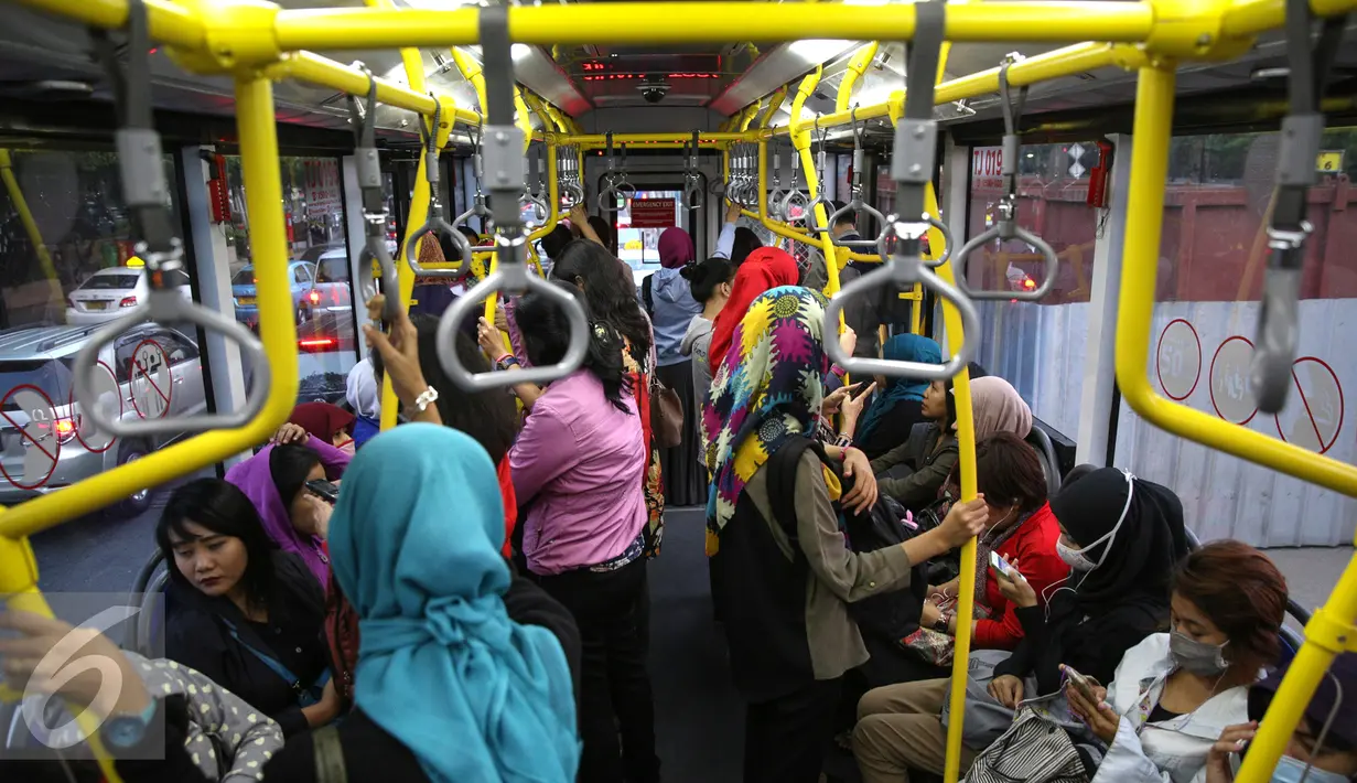 Penumpang wanita saat naik bus Transjakarta, Selasa (8/9/2015). PT Transportasi Jakarta (Transjakarta) telah membentuk Tim Pengamanan Operasional untuk mengatasi kejahatan dan pelecehan seksual guna memberi rasa aman penumpang.(Liputan6.com/Faizal Fanani)