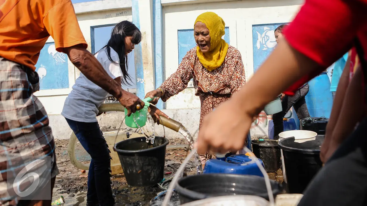 20150804-Warga Muara Angke Antre Air Bersih-Jakarta