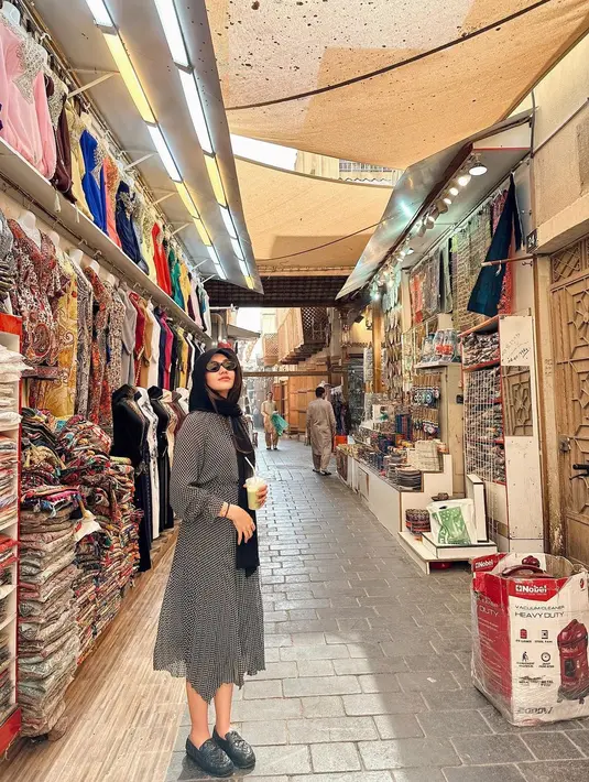 Padu padannya semakin menarik dengan sunglasses dan loafers yang berwarna hitam. [Foto: Instagram/aaliyah.massaid]