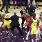 Bahu hantam warnai debut LeBron James di Staples Center pada lanjutan NBA 2018-2019 (AP)