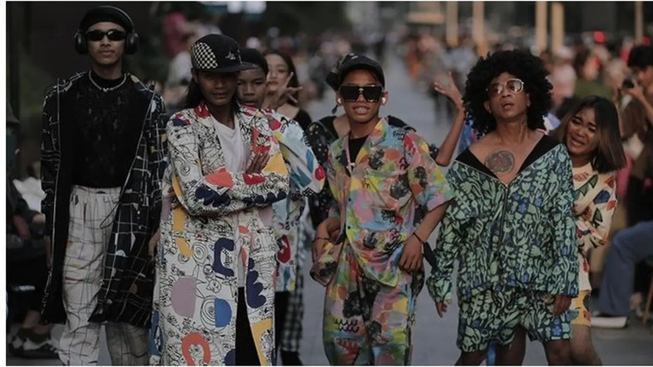6 Potret Bonge dan Geng Citayam Fashion Week Catwalk Beneran, Bak Model Profesional