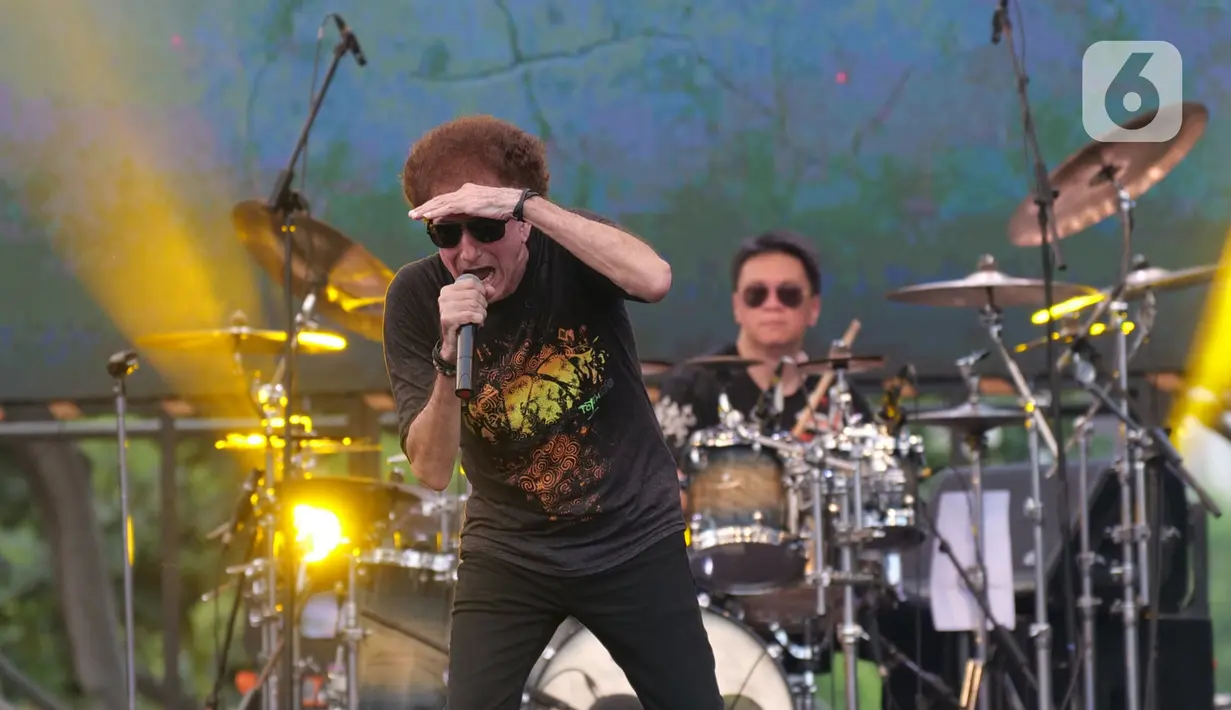 Penampilan Ahmad Albar " God Bless" beraksi pada The 90's Festival di Jakarta, Sabtu (23/11/2019). Dalam penampilannya, God Bless membawakan sejumlah lagu hits seperti Semut Hitam, Panggung Sandiwara, dan Rumah Kita. (Liputan6.com/Herman Zakharia)