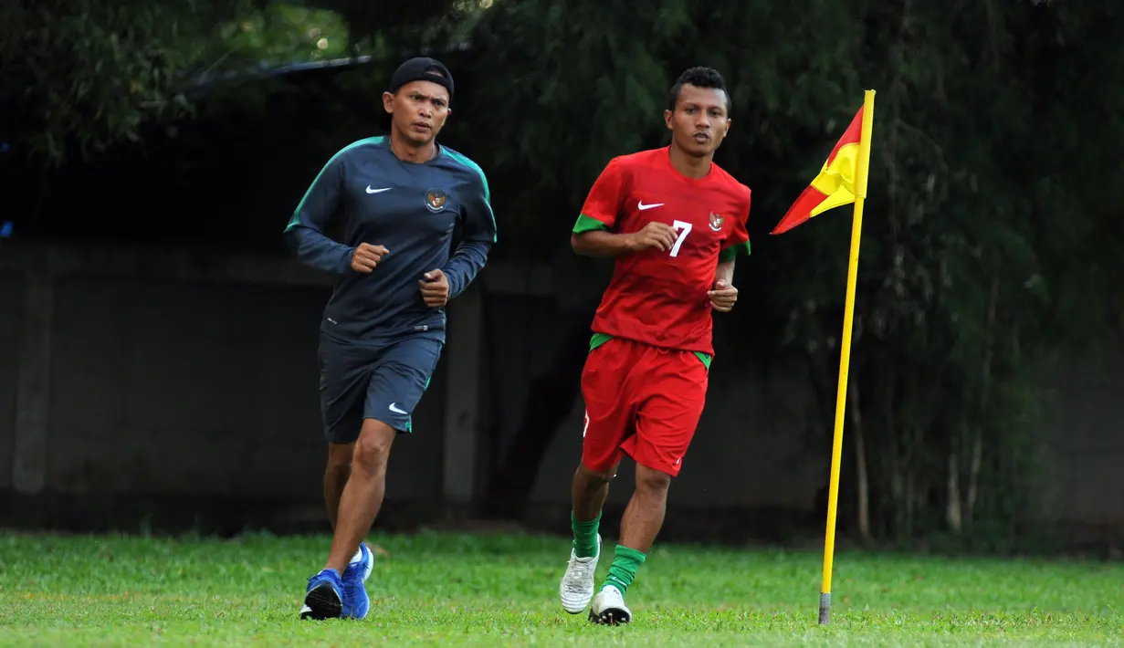 Timnas Indonesia U-23 kembali melakukan latihan di Lapangan Sutasoma Halim Perdanakusuma, Jakarta, Sabtu (23/5/2015). Salah satu penggawa timnas U-23, Hendra Adi Bayauw (kanan) harus berlatih terpisah akibat cedera lutut. (Liputan6.com/Helmi Fithriansyah)