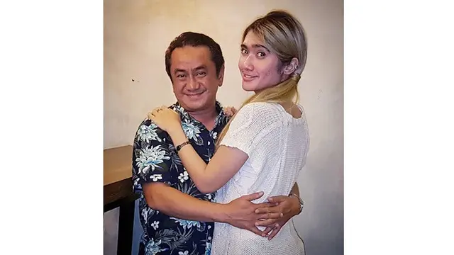Terpaut 15 Tahun, Ini 6 Potret Mesra Revi Mariska Bareng Suami
