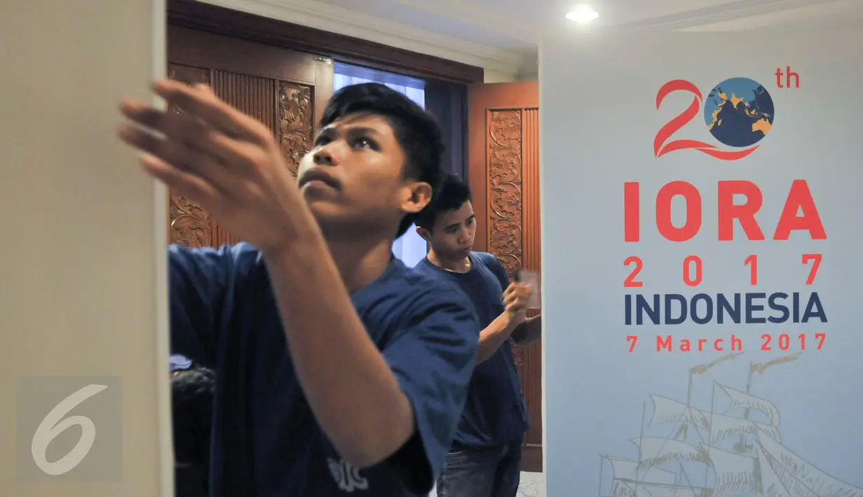 Pekerja menyelesaiakan persiapan ruangan yang akan digunakan untuk IORA ke-20 di Gedung Jakarta Convention Center (JCC), Senayan, Jakarta, Sabtu (4/3). Indonesia akan menjadi tuan rumah KTT IORA di Jakarta pada 5-7 Maret 2017. (Liputan6.com/Yoppy Renato)