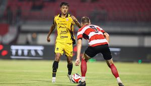 Pemain Persija Jakarta, Dony Tri Pamungkas (kiri) mencoba melewati pemain Madura United pada lanjutan BRI Super League 2025/2026 di Stadion Gelora Ratu Pamelingan, Jumat (24/10/2025) malam WIB. (Bola.com/Abdul Aziz).