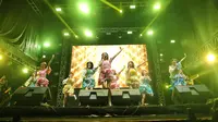 JKT48 di panggung KapanLagi Buka Bareng BRI Festival 2024, Sabtu (23/3/2024). [Foto: Adrian Putra/Fimela]