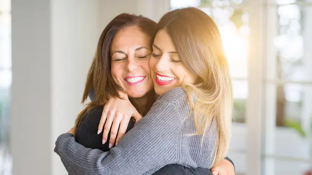 ibu dan anak perempuan dewasa