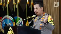 Kapolri Jenderal Pol Listyo Sigit Prabowo memaparkan capaian kinerja saat rilis akhir tahun Polri di Mabes Polri, Jakarta, Rabu (27/12/2023). Dalam rilis akhir tahun tersebut Polri mengungkap berbagai kejahatan pada tahun 2023, di antaranya menangkap 1.361 tersangka kejahatan tindak pidana perdagangan orang (TPPO) atau meningkat 691 persen dibandingkan 2022. (Liputan6.com/Herman Zakharia)