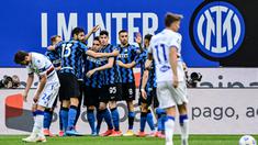 Para pemain Inter Milan merayakan gol yang dicetak oleh Lautaro Martinez ke gawang Sampdoria pada laga Liga Italia di Stadion Giuseppe Meazza, Sabtu (8/5/2021). Inter Milan menang dengan skor 5-1. (AFP/Miguel Medina)