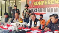 Konferensi pers pengungkapan pencurian dengan modus pecah kaca mobil di Polda Riau. (Liputan6.com/M Syukur)