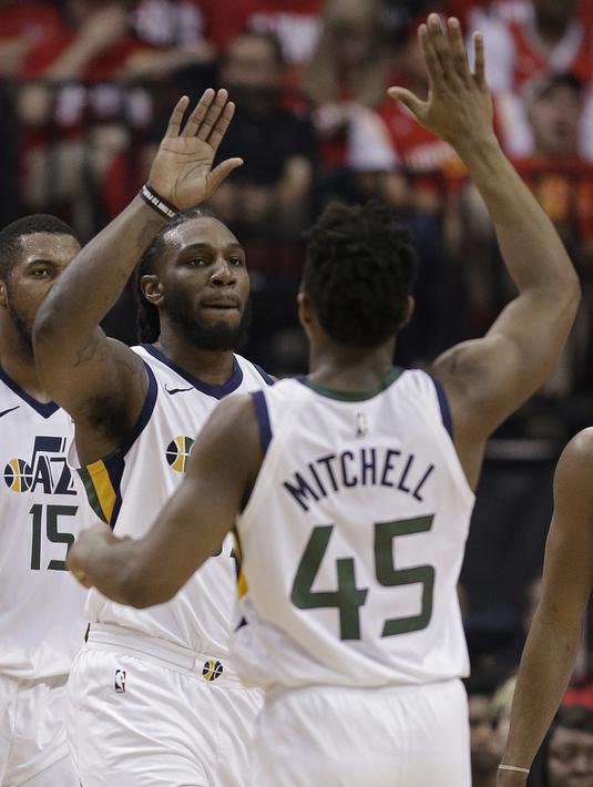 Para pemain Utah Jazz merayakan keberhasilan mencetak poin saat melawan Houston Rockets pada playoff game kedua NBA basketball di Toyota Center, Houston, (2/5/2018). Utah Jazz menang 116-108. (AP/Eric Christian Smith)