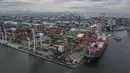 Foto udara menunjukkan aktivitas bongkar muat peti kemas di Jakarta International Container Terminal, pada Rabu 4 Februari 2026. Neraca perdagangan Indonesia mencatatkan surplus selama 68 bulan berturut-turut sejak Mei 2020. (BAY ISMOYO/AFP)