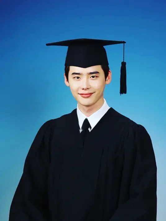 Melansir Koreaboo, Senin (31/7/2017), Lee Jong Suk memutuskan untuk menunda wamilnya karena beberapa alasan. Selain ingin menyelesaikan pendidikannya, ia juga akan menghadiri promosi film terbarunya. (Instagram/jongsuk0206)