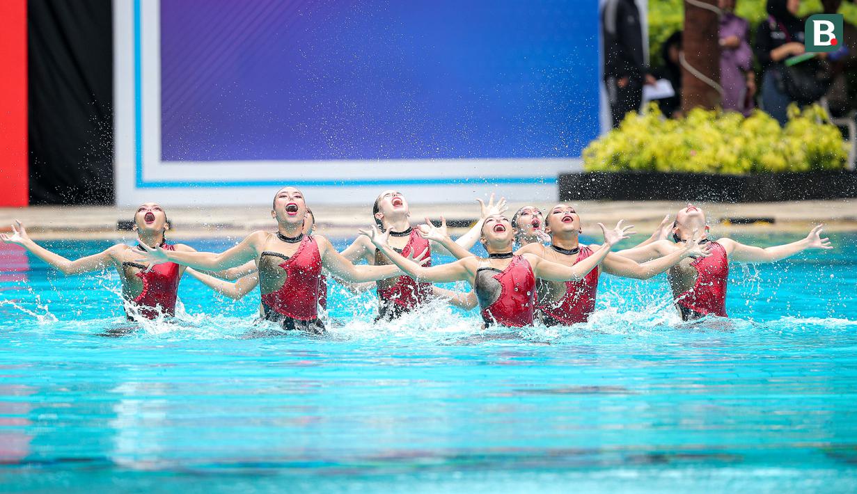 Aksi tim renang indah DKI Jakarta saat pembukaan perlombaan renang Turnamen Olahraga Selebriti Indonesia (TOSI) Season 2, Sabtu (27/1/2024) di Kolam Renang Hotel Borobudur, Sawah Besar, Jakarta. (Bola.com/Bagaskara Lazuardi)