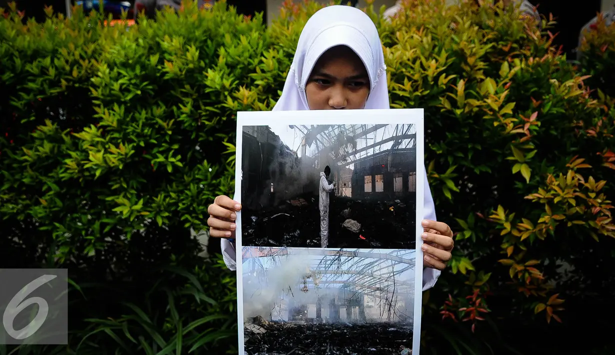 Sejumlah wanita membawa poster bergambar korban serangan Arab Saudi terhadap Yaman di Kedutaan Besar Arab Saudi, Jakarta, Selasa (11/10). (Liputan6.com/Faizal Fanani)