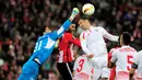 Kiper Sevilla, David Soria, menghalau bola serangan pemain Athletic Bilbao pada laga leg pertama perempat final Liga Europa di Stadion San Mames, Bilbao, Jumat (8/4/2016) dini hari WIB. (AFP/Ander Gillenea)