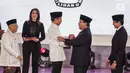 Capres dan cawapres nomor urut 01 Joko Widodo atau Jokowi-Ma'ruf Amin bersalaman dengan capres dan cawapres nomor urut 02 Prabowo Subianto-Sandiaga Uno usai debat perdana Pilpres 2019 di Hotel Bidakara, Jakarta, Kamis (17/1). (Liputan6.com/Faizal Fanani)