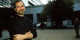 Steve Jobs mengenakan turtleneck hitam ikonisnya, di tahun 1988. Di satu kesempatan, Steve Jobs pernah berkata bahwa ia memiliki cukup banyak pakaian untuk bertahan seumur hidupnya.