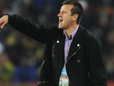 Pelatih Brasil Carlos Dunga memberi instruksi kepada timnya di laga 16 besar PD 2010 melawan Cile Ellis Park Stadium, Johannesburg, 28 Juni 2010. Brasil unggul 3-0. AFP PHOTO / ANTONIO SCORZA 