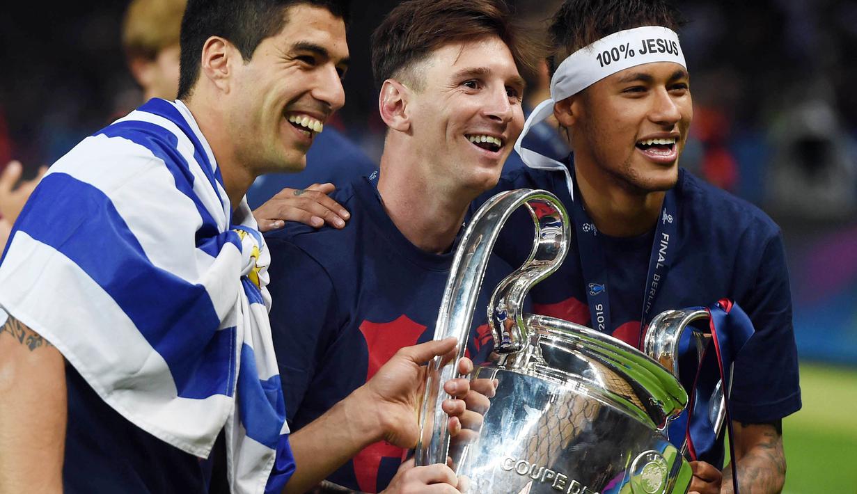 Trio MSN Barcelona, Neymar Jr, Luis Suarez dan Lionel Messi melakukan selebrasi usai berhasil menjuarai Liga Champions dengan mengalahkan Juventus di Stadion Olympic, Berlin, Sabtu, (6/6/2015). (AFP/Patrik Stollarz)