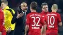 Pelatih Bayern Munchen, Pep Guardiola (2kiri) memberikan instruksi kepada Joshua Kimmich saat melawan Borussia Dortmund pada lanjutan Bundesliga 2015-2016 di Stadion Signal Iduna Park ,Dortmund, Minggu (5/3/2016) dini hari WIB. (EPA/Ina Fassbender)