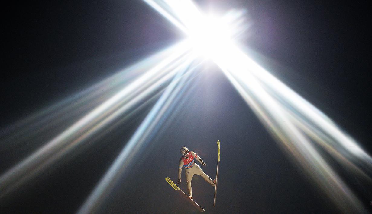 Atlet Norwegia, Kenneth Gangnes, beraksi di nomor Four Hills Piala Dunia Ski Jumping 2016 di Bischofshofen, Austria, (5/1/2016). (AFP/APA/Barbara Gindl/Austria Out)