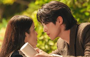 Salah satu daya tarik utama Perfect Crown tentu saja kehadiran IU yang memerankan karakter Huiju dan Byeon Wooseok memerankan Grand Prince I AN. (foto/dok: disney+)