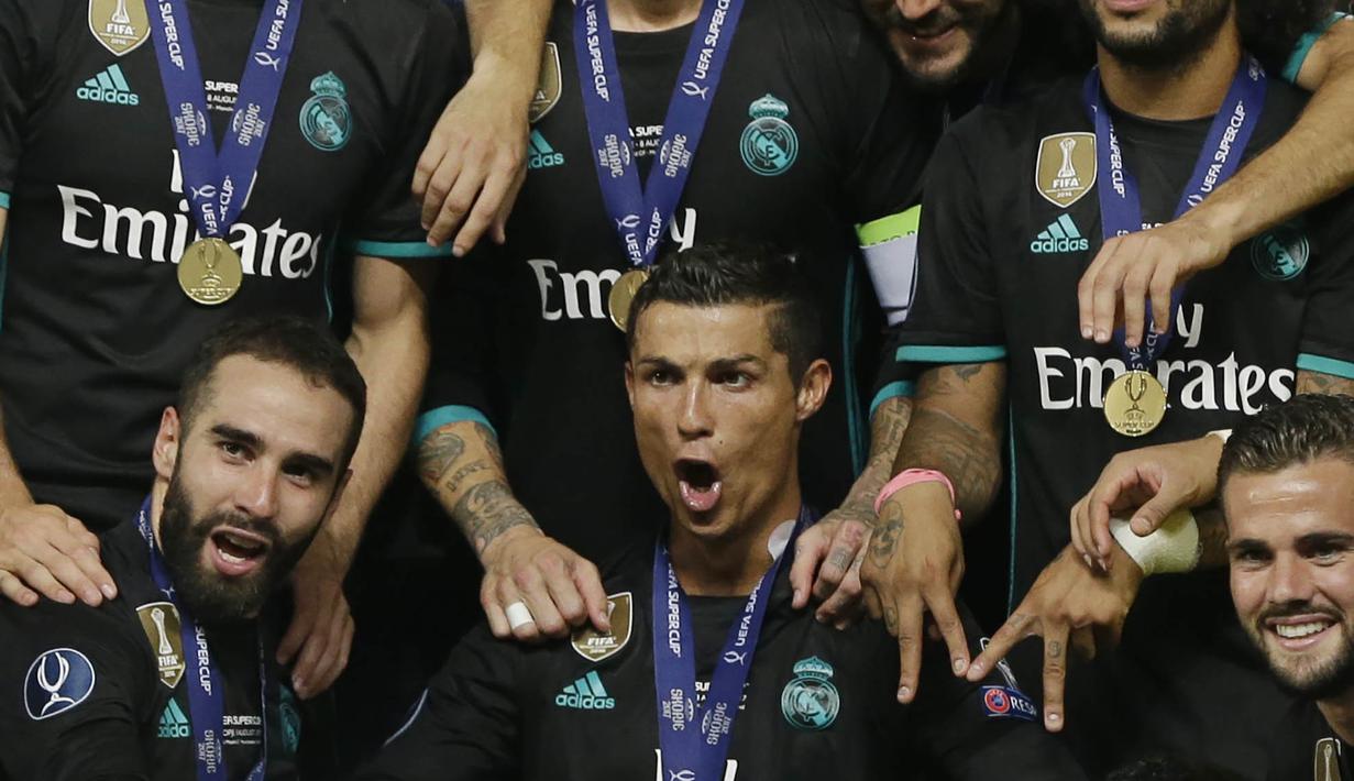 Bintang Real Madrid, Cristiano Ronaldo merayakan gelar Piala Super Eropa usai mengalahkan Manchester United di Stadion Philip II, Skopje, Selasa (8/8/2017). Ini merupakan gelar Piala Super Eropa keempat bagi Real Madrid. (AP/Thanassis Stavrakis)