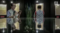 Pengunjung melihat pameran lahirnya Pancasila di Museum Nasional, Jakarta, Jumat (2/6). Pameran yang digelar dari 2 hingga 15 Juni 2017, sebagai rangkaian kegiatan hari kelahiran Pancasila yang jatuh pada tanggal 1 Juni. (Liputan6.com/Faizal Fanani)