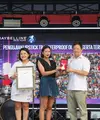 Maybelline berhasil meraih rekor MURI dengan mengajak ribuan orang untuk ikut merasakan transferproof testing experience.
[Dok/Maybelline New York].