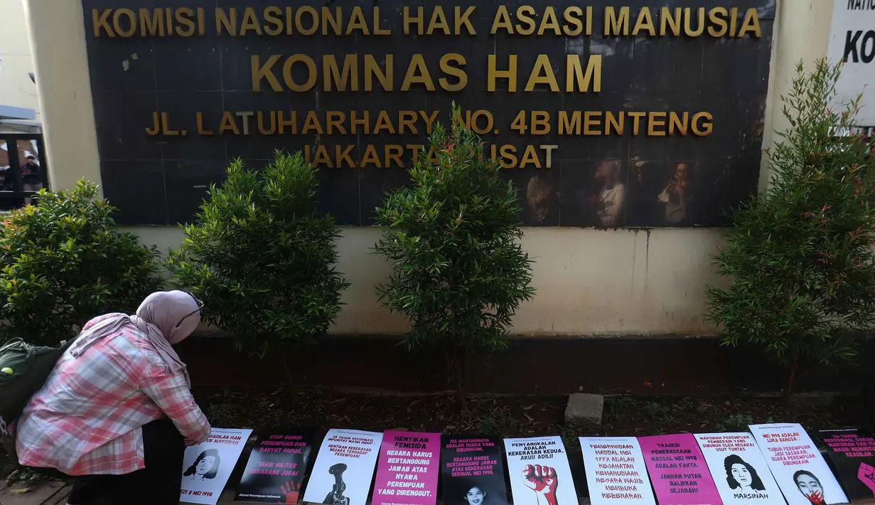 Aliansi Perempuan Indonesia (API) saat menggelar aksi unjuk rasa memperingati 28 tahun Reformasi di depan kantor Komisi Nasional (Komnas) Hak Asasi Manusia (HAM), Jakarta, Selasa (19/5/2026). (Kapanlagi.com/Budy Santoso)