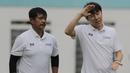 Manajer pelatih Timnas Indonesia, Shin Tae-yong, didampingi Indra Sjafri, saat sesi latihan di Stadion Wibawa Mukti, Cikarang, Senin (13/1/2020). Sebanyak 51 pemain mengikuti seleksi untuk memperkuat skuat utama Timnas Indonesia U-19. (Bola.com/M Iqbal Ichsan)