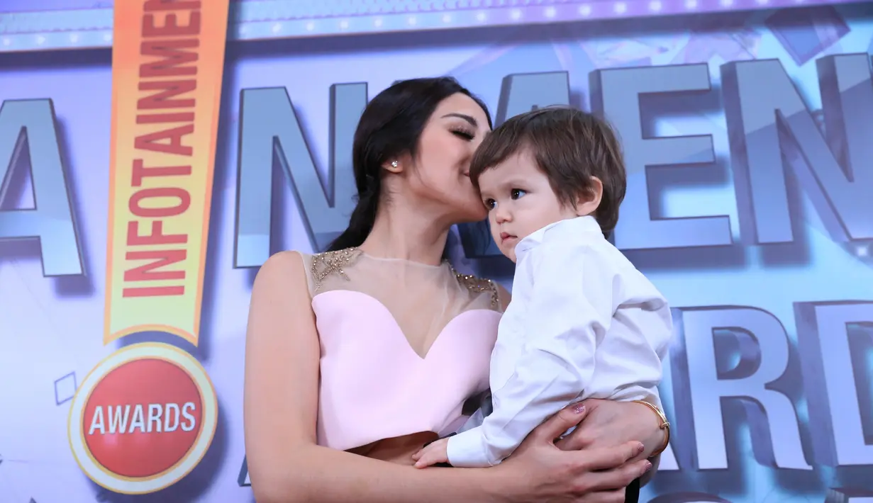 Ajang penghargaan Infotainment Awards 2017 ternyata tak hanya untuk selebriti dewasa, namun juga diperuntukan para selebriti cilik. Sederet nama masuk dalam nominasi, dan El Barack lah sang juaranya. (Adrian Putra/Bintang.com)