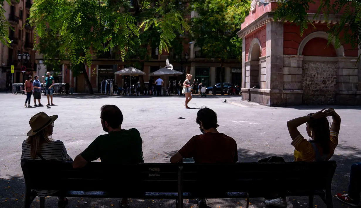 Warga duduk di bangku di sebuah alun-alun di Barcelona, Spanyol (25/6/2020). Spanyol juga telah membuka kembali perbatasan bagi kedatangan dari negara-negara Uni Eropa serta kawasan Schengen. (Xinhua/Balai Kota Barcelona)