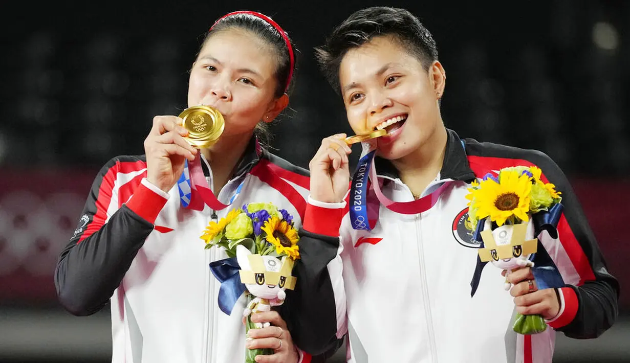 Greysia Polii/Apriyani Rahayu - Ganda putri Merah Putih ini mampu memperpanjang tradisi emas bulu tangkis Indonesia di olimpiade. Dia berhasil mengalahkan unggulan ke-2 dari China, Chen Qing-chen/Jia Yi-fan, dengan skor 21-19, 21-15. (Foto/AP/Dita Alangkara)