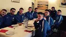 Mantan Pelatih Persib Bandung, Djadjang Nurdjaman, makan bersama tim Inter Milan U-18. Djanur mulai menimba ilmu di Italia pada awal Januari lalu. (Bola.com/Instagram)