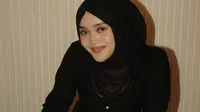 Potret Detail Dapur Putri Delina Bentuk Letter L dengan Gaya American Classic, Elegan dengan Warna Tosca