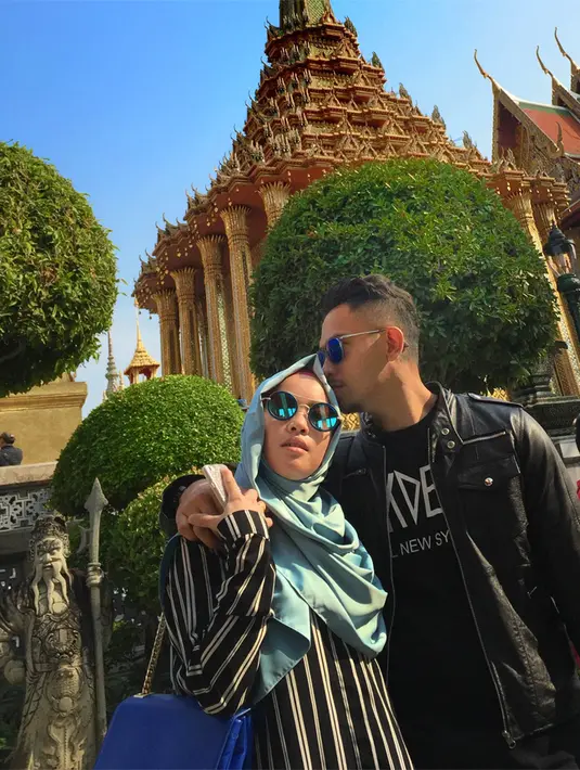 "Kami kemudian memutuskan untuk menikah pada Mei 2014, tapi karena butuh untuk persiapan dan lainnya, kami menikahnya pada Desember 2014," ungkap Fitri. "Jadi, kenal deketnya 2 bulan sejak Maret-Mei," sambungnya. (dok. Pribadi)