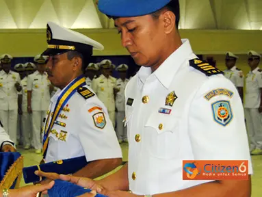 Citizen6, Surabaya: Dankobangdikal meyerahkan penghargaan kepada lulusan terbaik dari Program Pendidikan Pembekalan Matra (Dikbekmatra) TNI AL 2011. (Pengirim: Penkobangdikal)