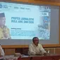 Mantan Sekjen Pengurus Pusat PWI Bambang Sadono (tengah) saat memberi materi jurnalistik di SMAN 1 Blora. (Liputan6.com/Ahmad Adirin)